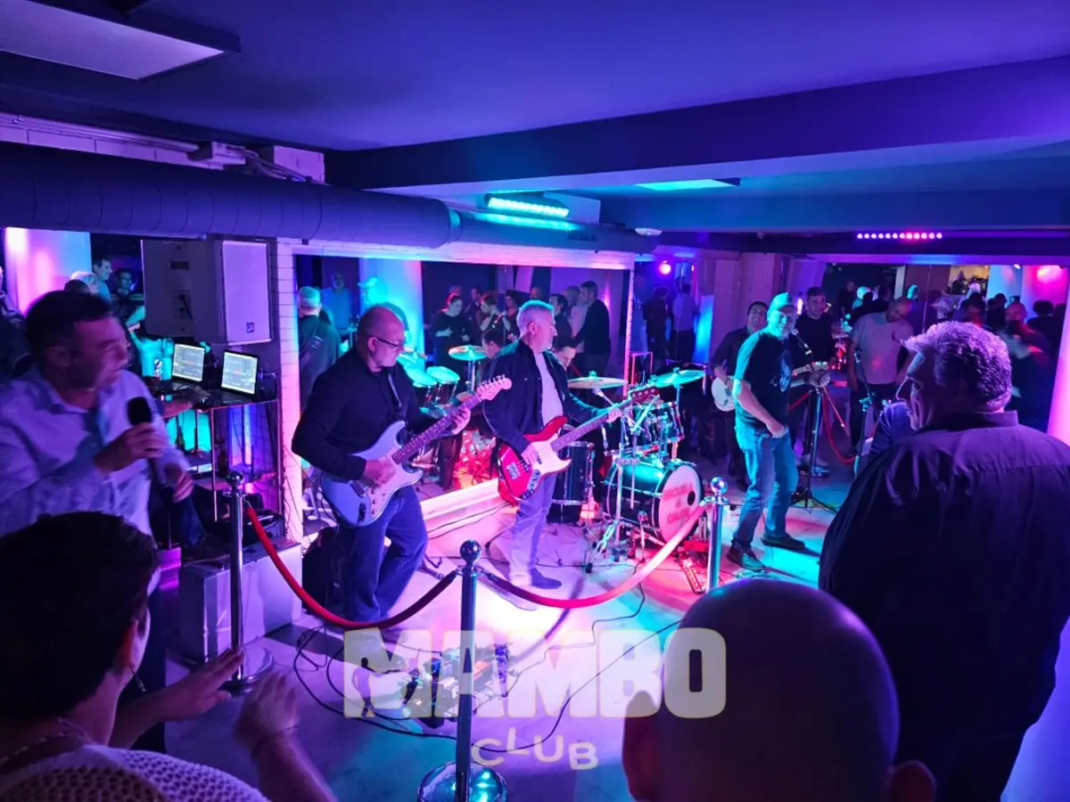 Concierto privado con banda en directo en Mambo Club Badalona — músicos tocando en el escenario durante una fiesta