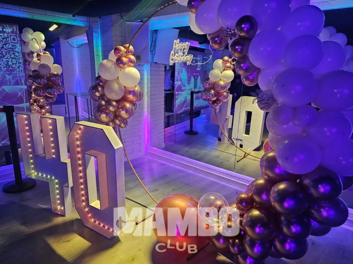 Decoración temática para cumpleaños de 40 en Mambo Club Badalona — letras gigantes iluminadas y photocall personalizado