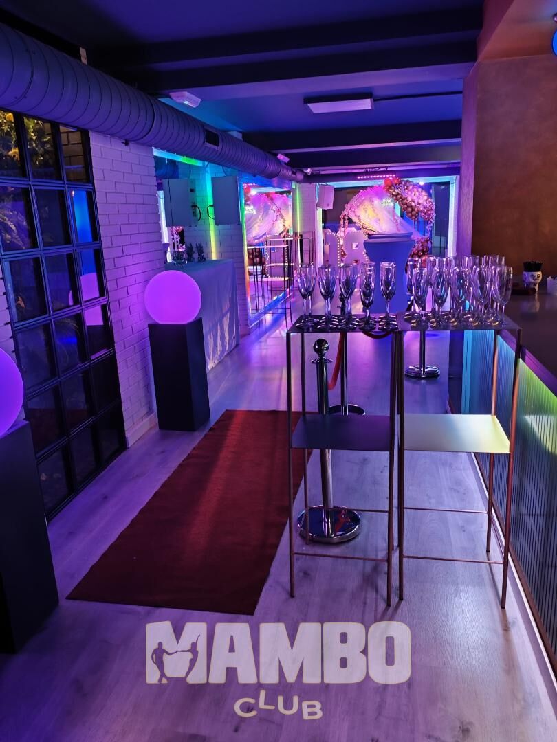 Red carpet and welcome glasses at the entrance of Mambo Club Badalona