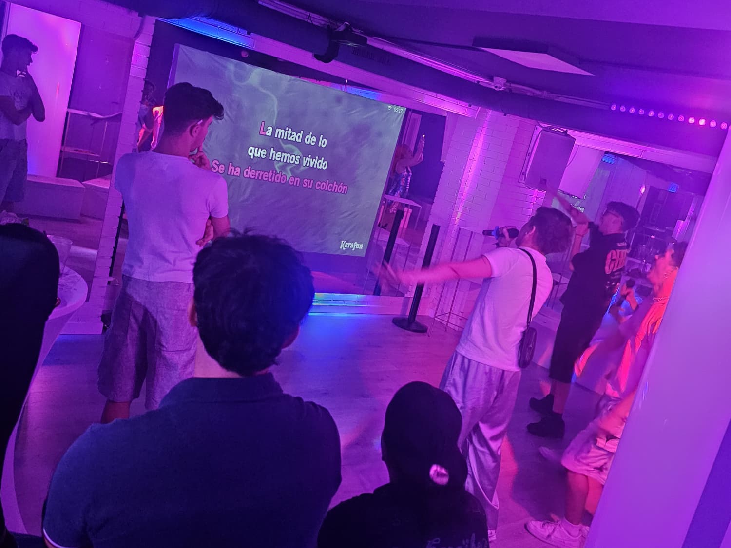 Grup cantant karaoke amb pantalla gegant al Mambo Club Badalona